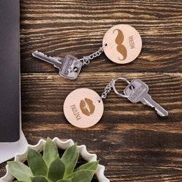 Dwa okrągłe breloki z drewna dla pary - usta i wąsy