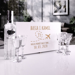 Zestaw sześciu kieliszków do wódki w pudełku drewnianym z okazji rocznicy