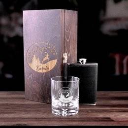 Zestaw piersiówka ze szklanką w grawerowanym pudełku-na święta