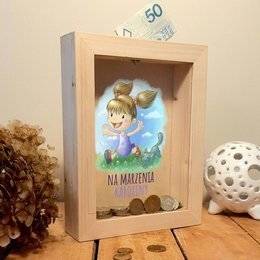 Drewniana skarbonka z szybką - Na jej marzenia... + imię