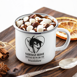 Biały kubek metalowy z kolorowym nadrukiem - Największe branie zaczyna...