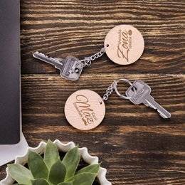 Dwa okrągłe breloki z drewna dla doskonałego małżeństwa