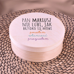 Drewniane pudełko z krówkami dla nauczyciela języka polskiego