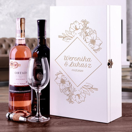 Białe pudełko na dwa wina z grawerem na ślub