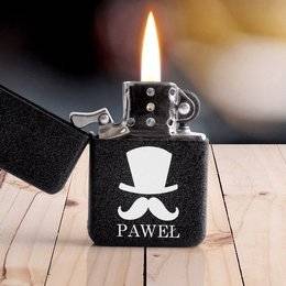 Czarna zapalniczka benzynowa w pudełku dla mężczyzny