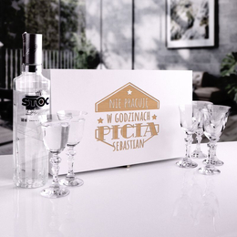 Zestaw sześciu kieliszków do wódki w pudełku drewnianym - nie pracuję w godzinach picia