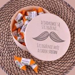 Drewniane pudełko z krówkami dla szczególnego dziadka