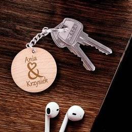 Okrągły brelok drewniany z imionami pary