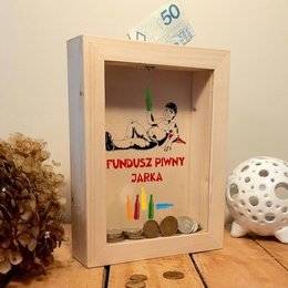 Drewniana skarbonka z szybką -Fundusz Piwny