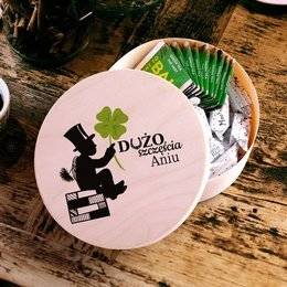 Drewniane pudełko z krówkami i herbatą Lipton - Dużo szczęścia