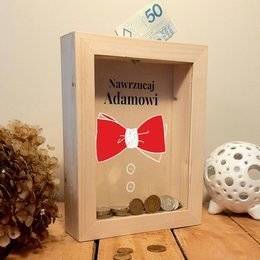 Drewniana skarbonka z szybką -Nawrzucaj dla niego z muszką