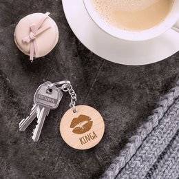 Okrągły brelok drewniany dla kobiety - usta