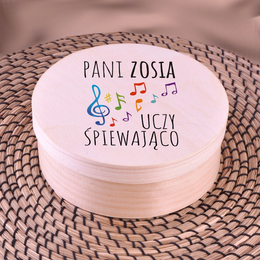 Drewniane pudełko z krówkami dla nauczyciela muzyki