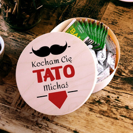 Drewniane pudełko z krówkami i herbatą Lipton dla taty