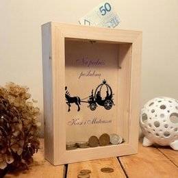 Drewniana skarbonka z szybką - Karoca na podróż poślubną