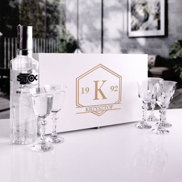 Zestaw sześciu kieliszków do wódki w pudełku drewnianym na urodziny