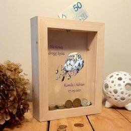 Drewniana skarbonka z szybką - Na nową drogę życia -Garbus