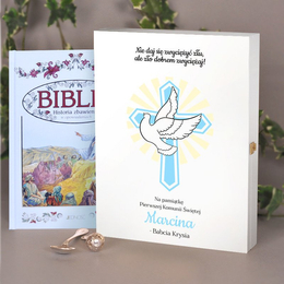 Biblia w drewnianym pudełku - gołąb na tle krzyża