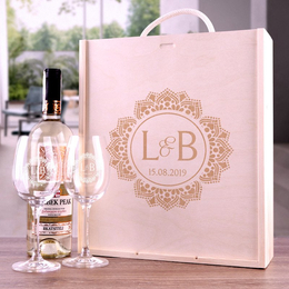 Zestaw pudełko z kieliszkami i miejscem na wino dla pary