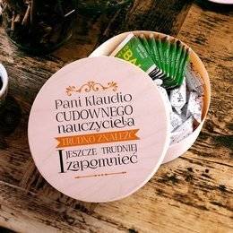 Drewniane pudełko z krówkami i herbatą Lipton dla nauczyciela