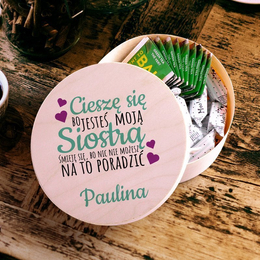 Drewniane pudełko z krówkami i herbatą Lipton dla siostry