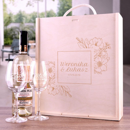 Zestaw pudełko z kieliszkami i miejscem na wino dla pary