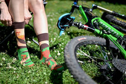 Kolorowe Skarpetki unisex - Dla fana wyczynów na rowerze MTB