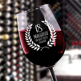 Kieliszek do wina: Od dziś pijesz legalnie - na 18-stkę