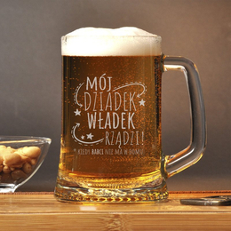 Kufel z grawerem "Dziadek rządzi"