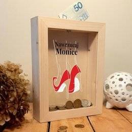 Drewniana skarbonka z szybką -Nawrzucaj dla niej