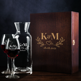 Zestaw pudełko z karafką i 2 kieliszki do wina -z inicjałami na Ślub lub Rocznicę, dla pary, na urodziny lub imieniny.