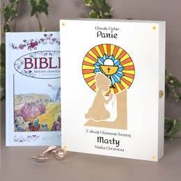 Biblia w drewnianym pudełku - klęcząca dziewczynka