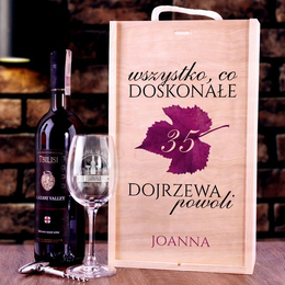 Zestaw pudełko z kieliszkiem i miejscem na wino z okazji urodzin