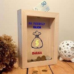 Drewniana skarbonka z szybką - Na pierwszy milion + imię