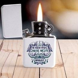 Biała zapalniczka benzynowa w pudełku dla rybaka