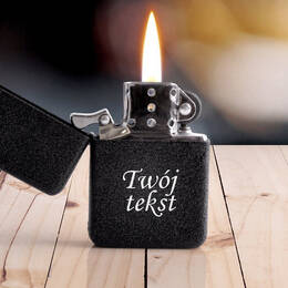 Czarna zapalniczka benzynowa w pudełku z Twoim tekstem lub logo