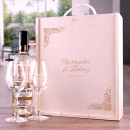 Zestaw pudełko z kieliszkami i miejscem na wino dla pary