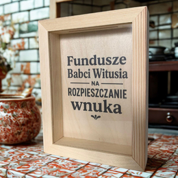Drewniana skarbonka z szybką - Fundusz na rozpieszczanie wnuka