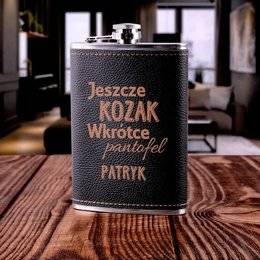 Piersiówka 190ml czarna - prezent na wieczór kawalerski