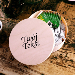 Drewniane pudełko z krówkami i herbatą Lipton z Twoim tekstem