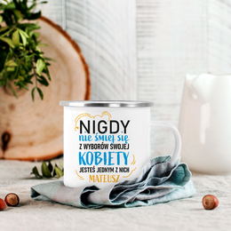 Biały kubek metalowy z kolorowym nadrukiem - Nie śmiej się z wyborów Swojej kobiety