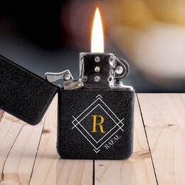 Czarna zapalniczka benzynowa w pudełku z Monogramem i imieniem