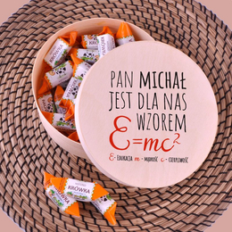 Drewniane pudełko z krówkami dla nauczyciela fizyki