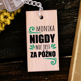Brelok drewniany z imieniem - Nigdy nie jest za późno