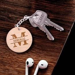 Okrągły brelok drewniany z monogramem