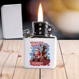Biała zapalniczka benzynowa w pudełku Mikołaj na dachu